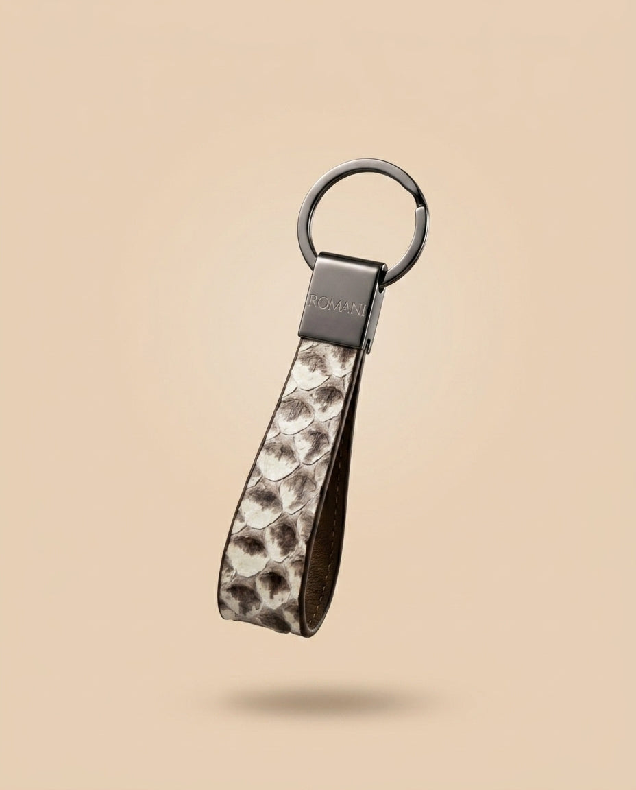 Llavero de piel exótica — detalle | Romani Leather