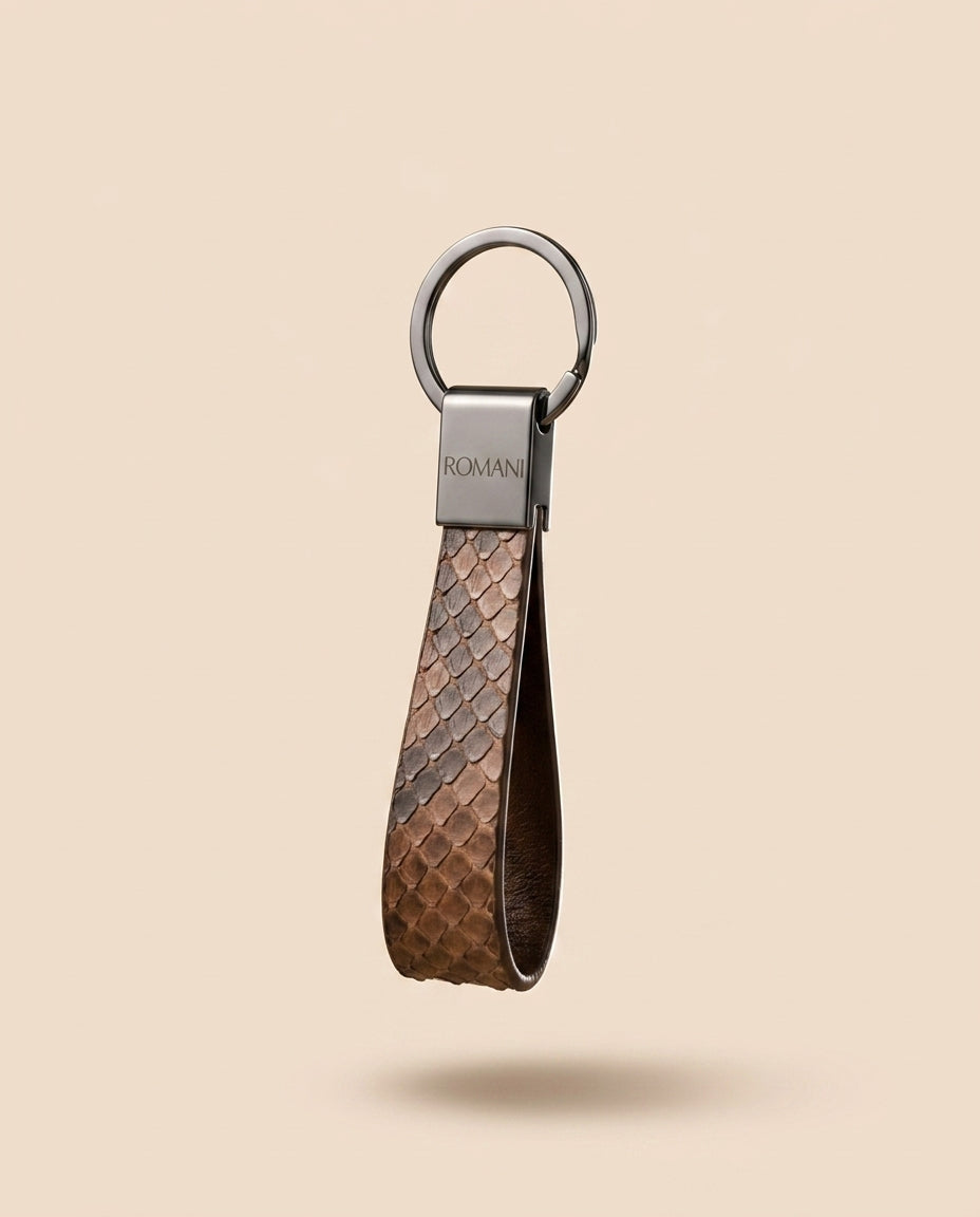 Llavero de piel exótica — detalle | Romani Leather