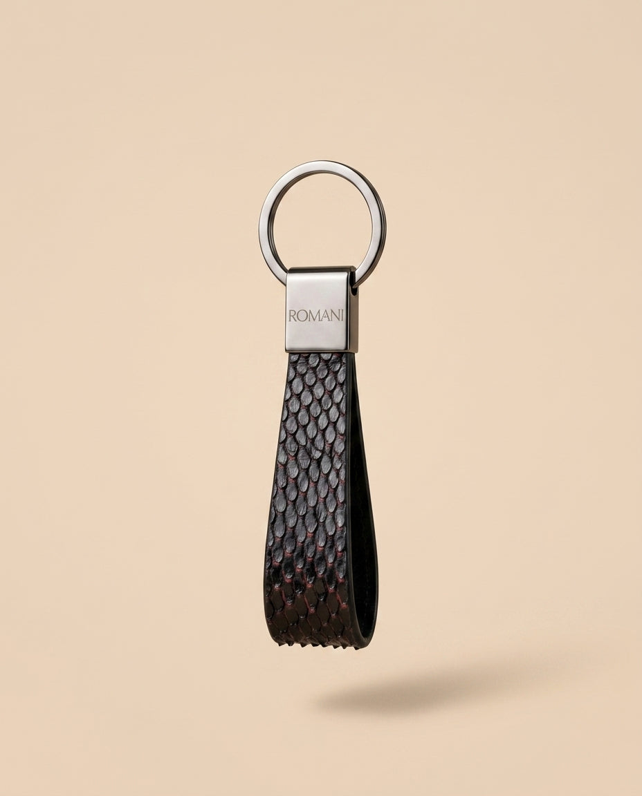 Llavero de piel exótica — detalle | Romani Leather